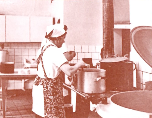 Martha Krebs als Köchin in der Betriebsküche in Hasselfelde
