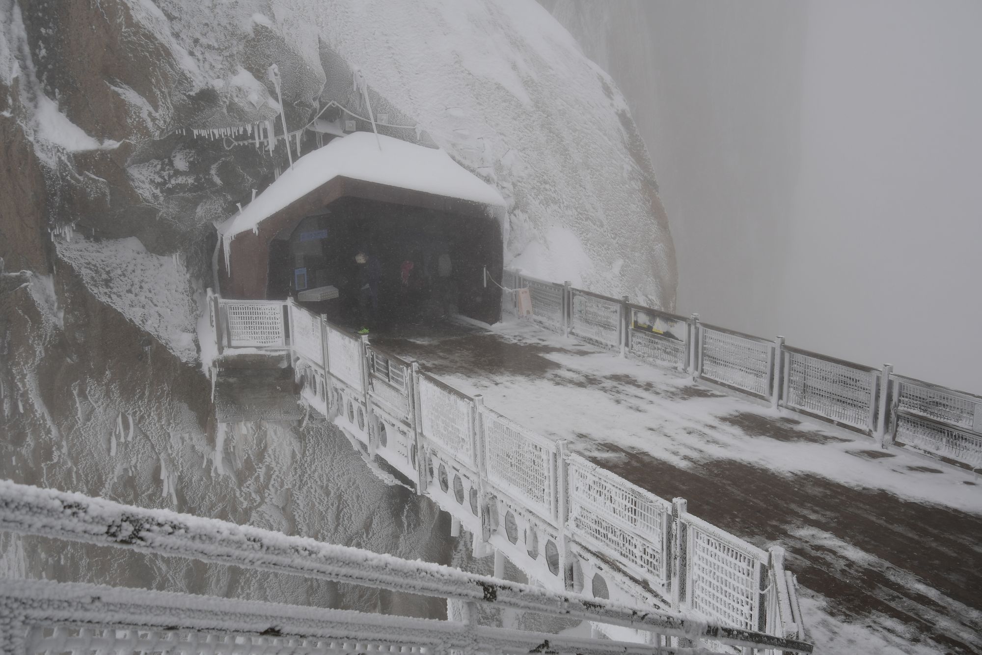 Chamonix Mont Blanc, Aiguille du Midi bei Schnee und Regen