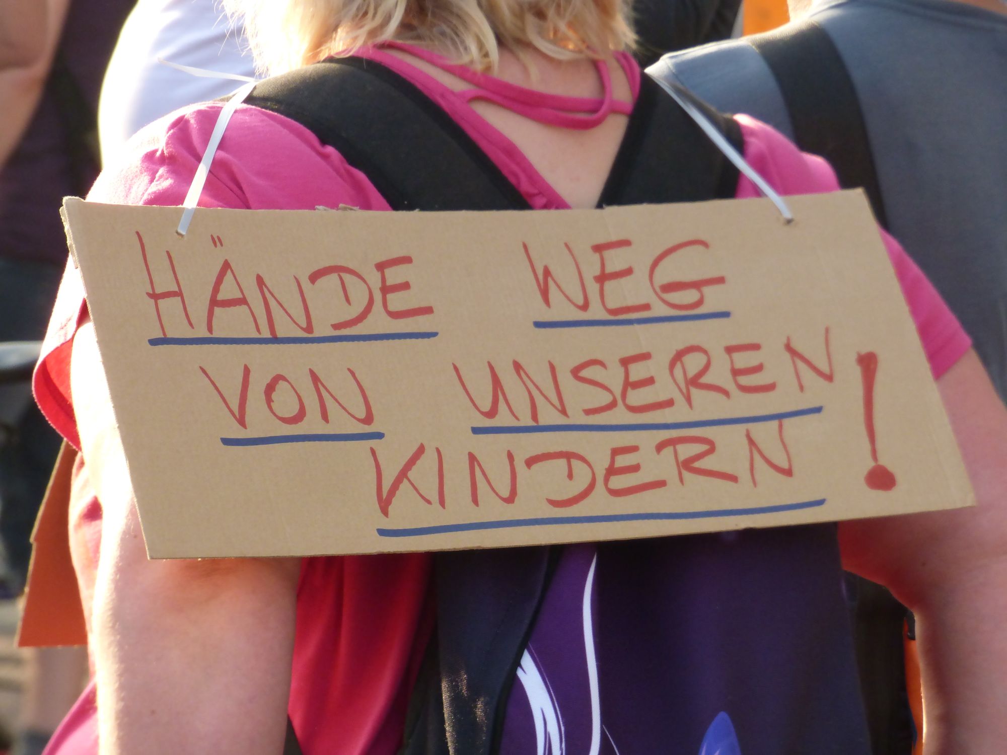 Montagsspaziergang Dresden 06.09.2021: Finger weg von unseren Kindern!
