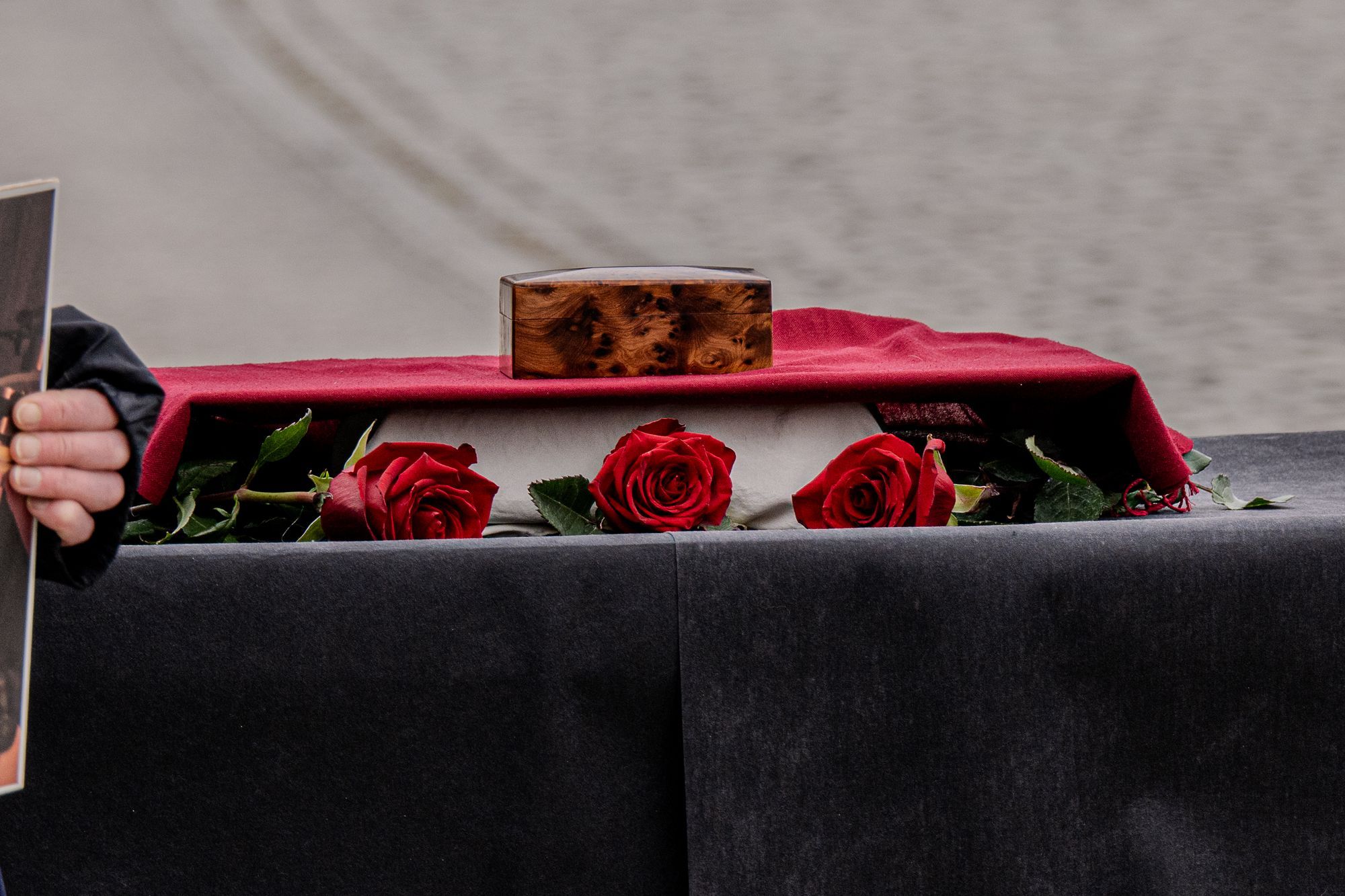 Es wurde eine Stele symbolisch  "zu Grabe getragen" (als Metapher für die Vernichtung des Artikels 20 GG durch den Staat) Berlin, Reichstagufer 21.03.2026