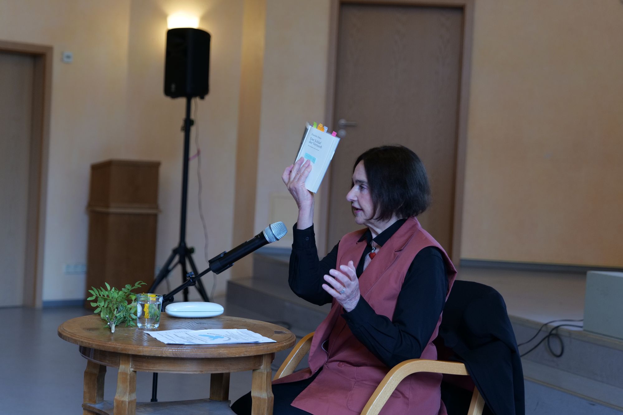 Daniela Dahn in Dresden zu "Der Schlaf der Vernunft" in der Johanneskirche der Christengemeinschaft