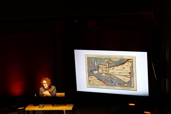 Ulrike Guérot in der Dresdner Whisky Manufaktur